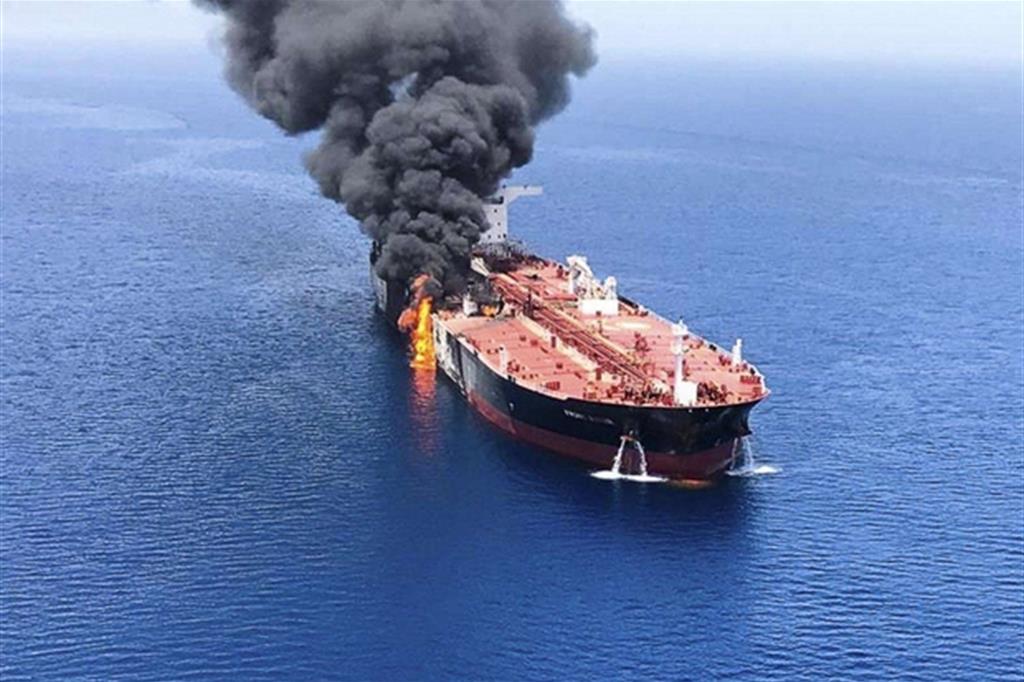 Una delle due petroliere colpite nello stretto di Hormuz (Ansa)