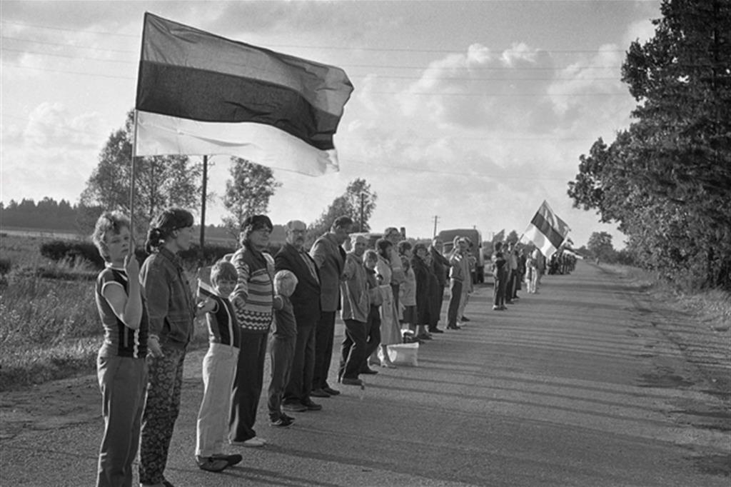 Il 23 agosto 1989, gli abitanti dei Paesi Baltici uscirono dalle loro case, si diedero l’un con l’altro la mano e formarono un’ininterrotta catena umana da Tallinn a Riga, da Riga a Vilnius