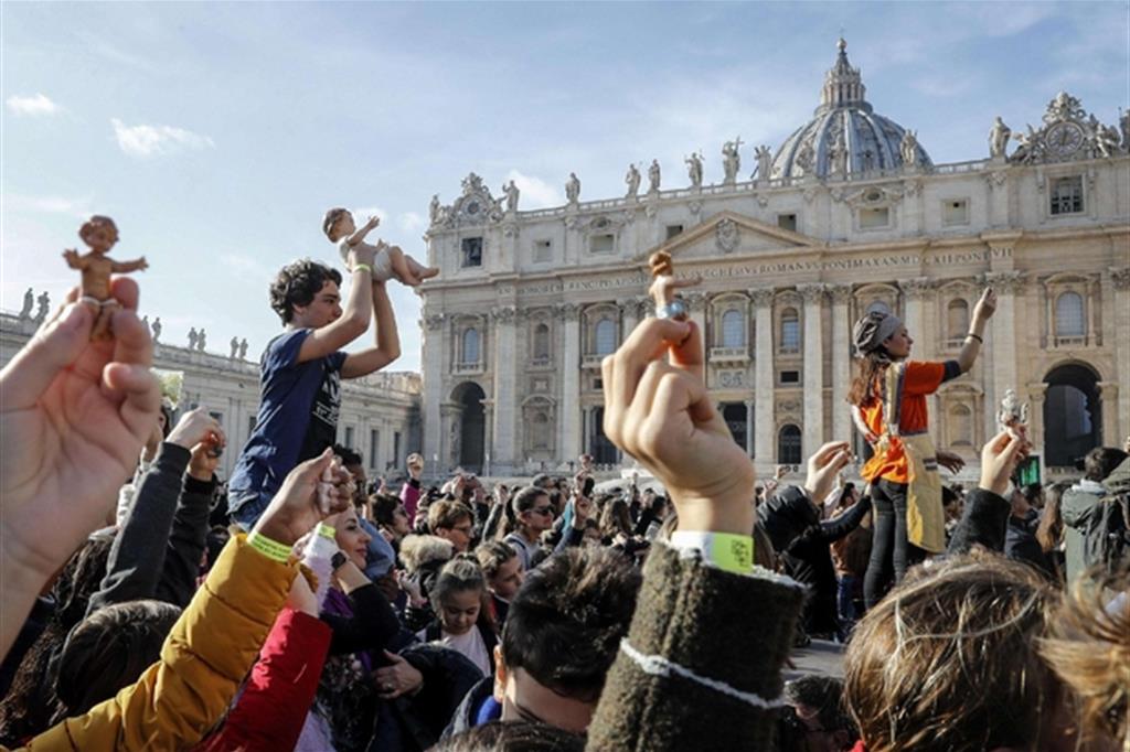 Il Papa benedice i Bambinelli: Gesù ha volto dei fratelli più poveri