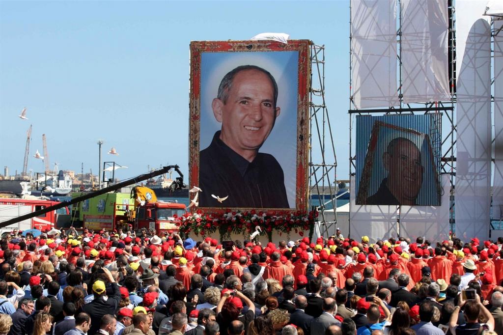 Folla alla cerimonia di beatificazione di padre Pino Puglisi al Foro Italico di Palermo, il 25 maggio 2013. Don Puglisi fu ucciso da killer mafiosi il 15 settembre 1993 (Ansa)