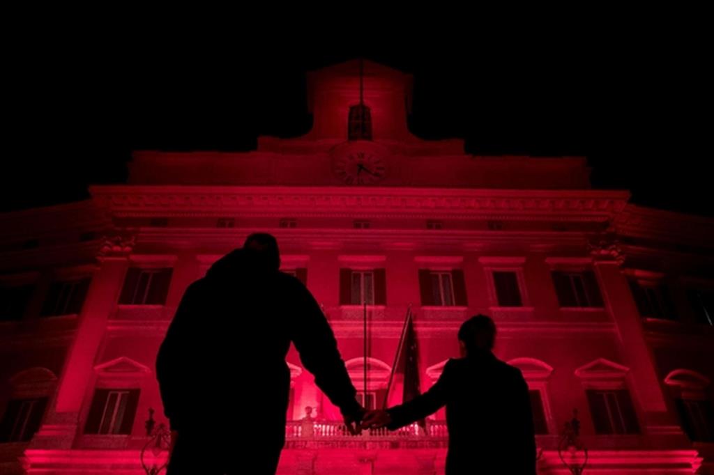 Montecitorio illuminato di rosso per la Giornata contro la violenza alle donne (Ansa)