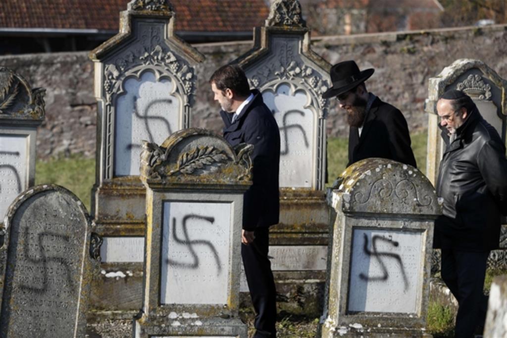 Il ministro dell’Interno Christophe Castaner  (il primo da sinistra) visita il cimitero  di Westhoffen in Alsazia, profanato: simboli nazisti sono stati tracciati su 107 lapidi (Ansa)