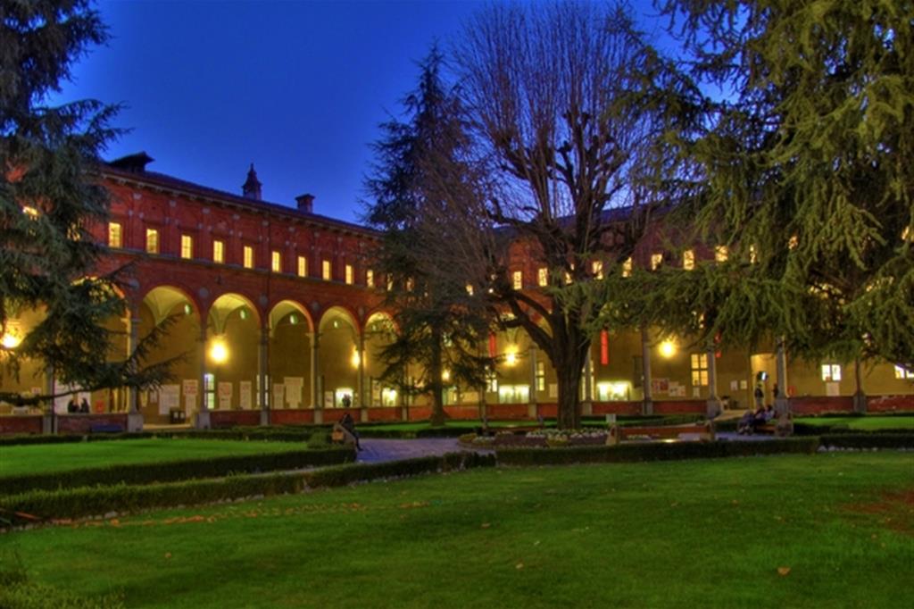 Un immagine serale dell'Università Cattolica del Sacro Cuore di Milano. Il chiostro