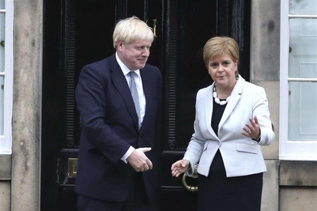 La leader nazionalista scozzese Nicola Sturgeon incontra il neopremier Boris Johnson durante la sua visita a Edimburgo (Ansa)