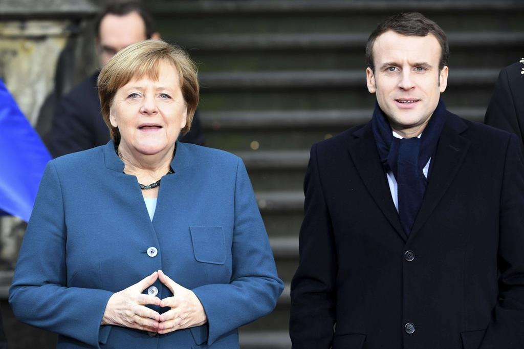 Il presidente francese Emmanuel Macron e la cancelliera tedesca Angela Merkel ad Aquisgrana (Ansa)