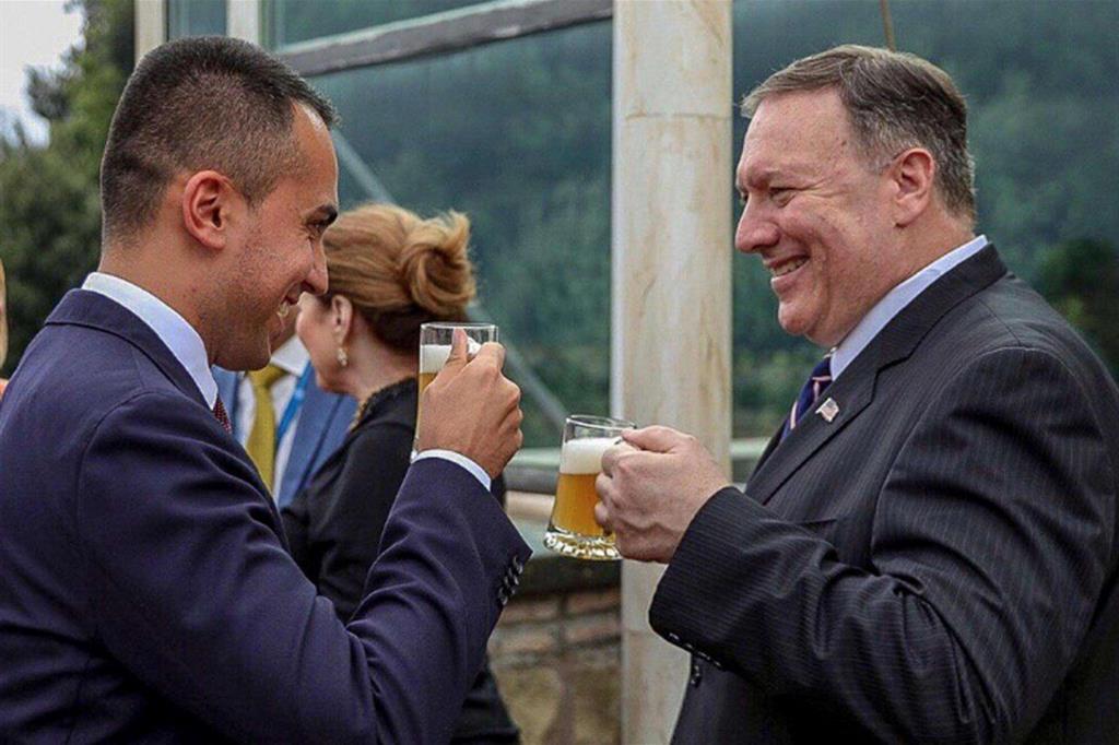 Luigi Di Maio e Mike Pompeo bevono una birra a Villa Madama durante la visita italiana del Segretario stato americano (foto Ansa)