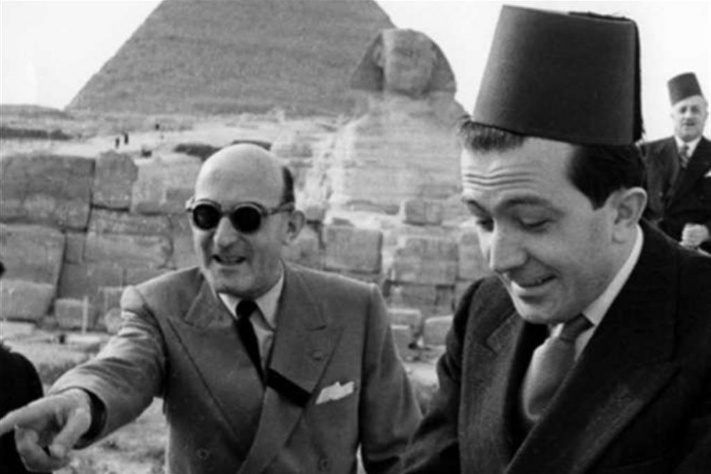 Giulio Andreotti con il fez durante una visita in Egitto nel 1951