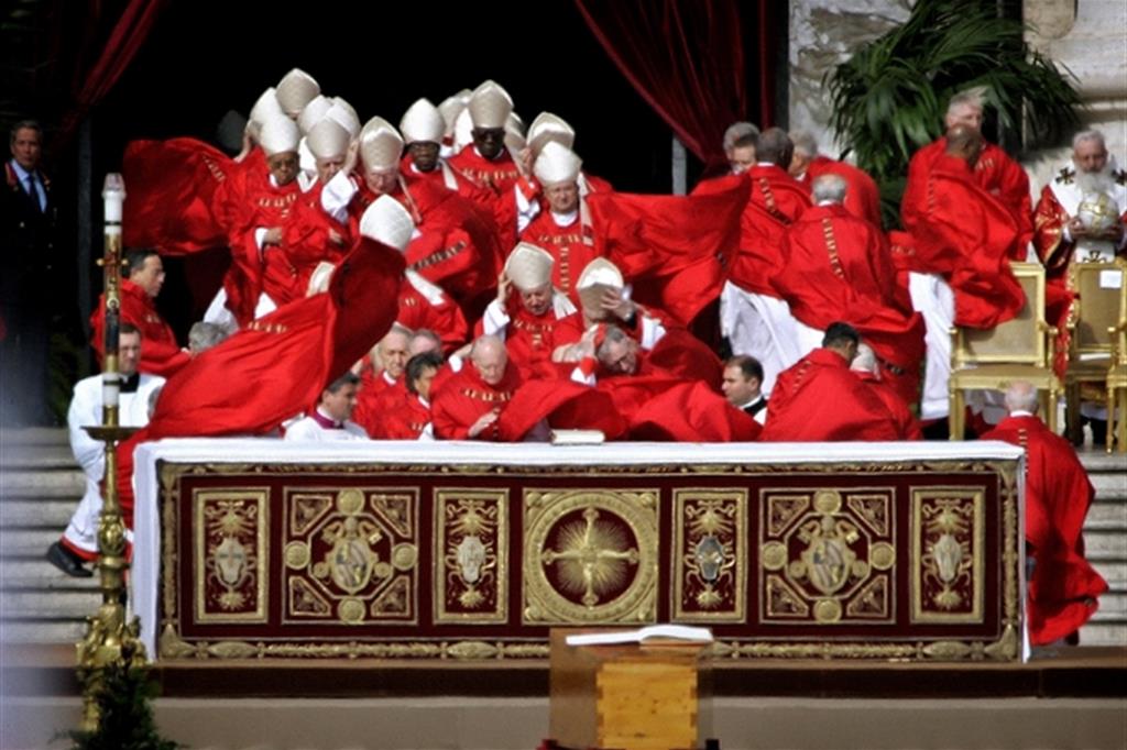 Un gruppo di cardinali nel 2005 durante il funerale di Giovanni Paolo II (Ansa)