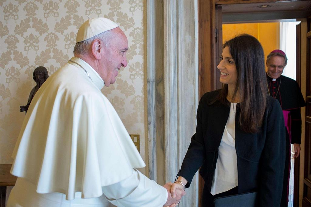 Il Papa con la sindaca di Roma Virginia Raggi, ricevuta in Vaticano il 1° luglio 2016 (Ansa/Osservatore Romano)
