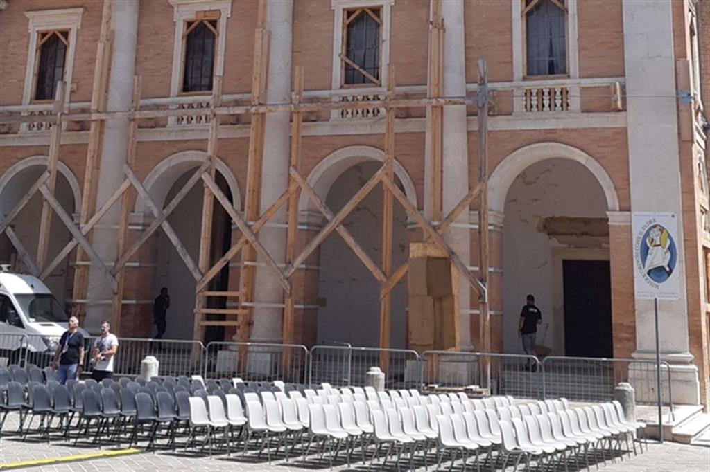 Le sedie per la Messa davanti al Duomo messo in sicurezza