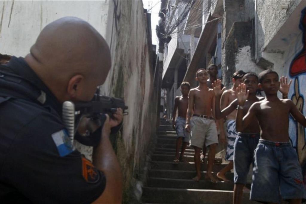 Un agente di polizia delle unità speciali in azione in una favela (Archivio)