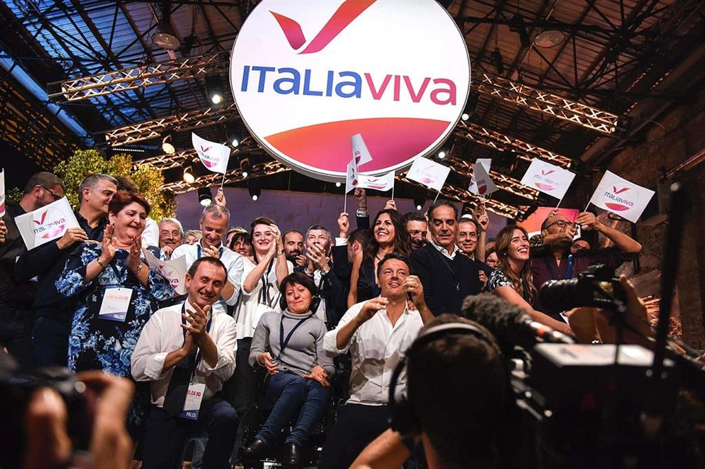 Renzi e i dirigenti di Italia Viva. Alle loro spalle il simbolo del partito, scelto con una consultazione online (Ansa)
