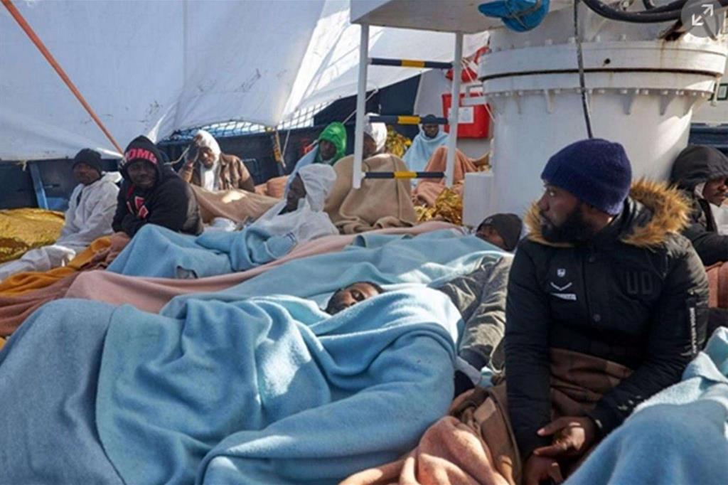 Migranti sul ponte della Alan Kurdi (Ansa/immagine twittata dall'ong Sea Eye)