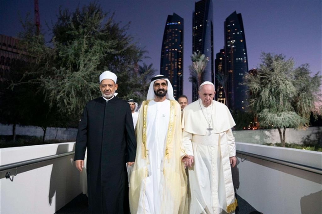 Il Papa mano nella mano con il Grande Imam di Al-Azhar (Ansa)