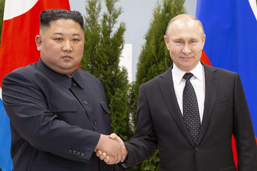 La stretta di mano tra il presidente russo Vladimir Putin e il leader nordcoreano Kim Jong-un (Ansa)