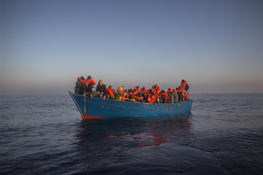 Una barca colma di migranti nel Mediterraneo (Ansa)