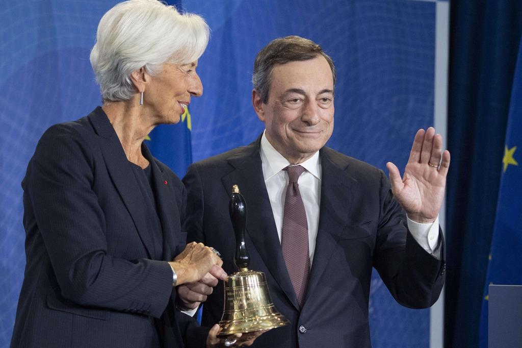 Il passaggio della campanella tra Mario Draghi e Christine Lagarde (Ansa)
