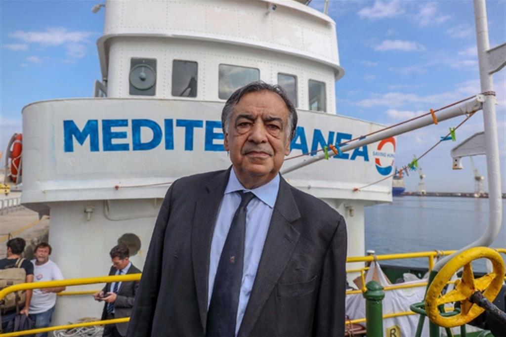 il sindaco di Palermo, Leoluca Orlando, sulla nave Mare Jonio in una foto d'archivio (Ansa)