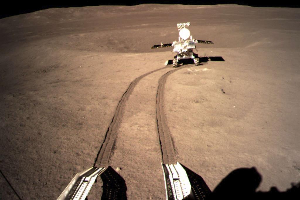 I primi metri percorsi dal rover cinese sulla superficie del lato oscuro della Luna. (China National Space Administration)