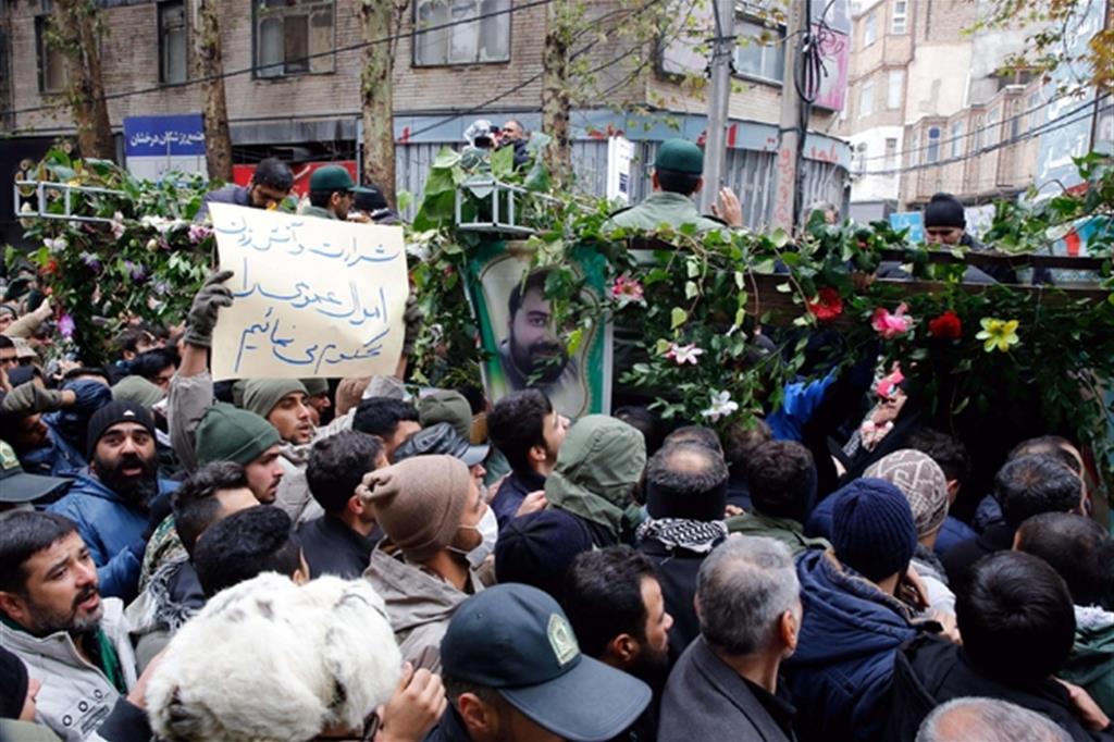 Il funerale di regime: a Teheran in centinaia hanno assisto alle cerimonie per la sepoltura di una Guardia rivoluzionaria uccisa negli scontri (Ansa)