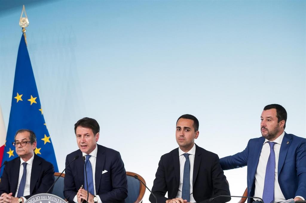 Il ministro dell'Economia Tria con il premier Conte e i vicepremier Di Maio e Salvini (Ansa)