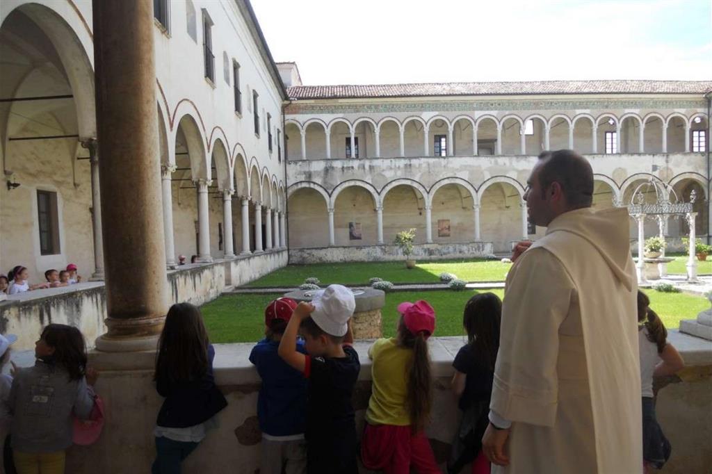 Rodengo Saiano (Brescia): una scolaresca in visita all'abbazia olivetana