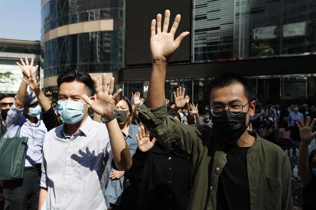 Manifestanti antigovernativi a Hong Kong (Ansa)