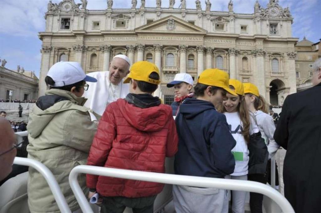 Prima di entrare nella piazza, Francesco ha fatto salire sulla papamobile sette bambini e li ha portati con sé per tutto il percorso (Vatican Media)