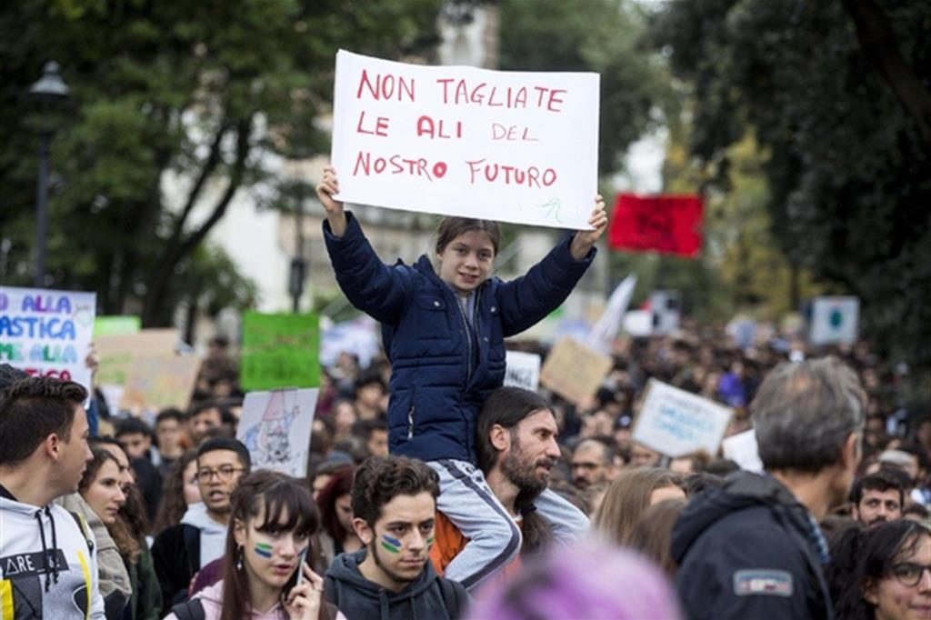 Ragazzi manifestano a Roma (Ansa)