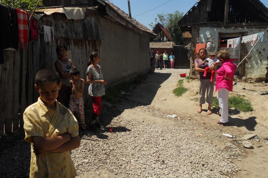 Bambini e donne della comunità Rom in un villaggio della Transilvania, una delle regioni ancora più arretrate dal punto di vista dello sviluppo della Romania