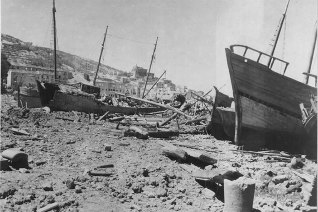 Il cantiere navale di Porto Santo Stefano bombardato /  National Archives and Records Administration