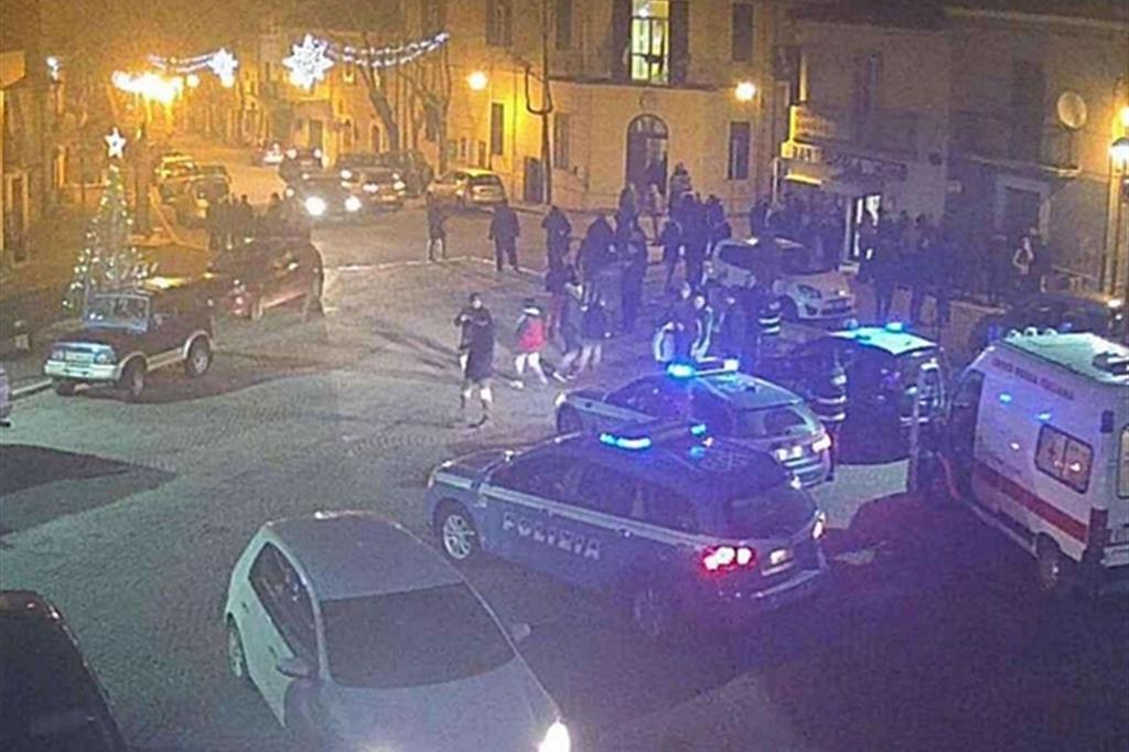 Gente in piazza a Collelongo dopo la scossa, ripresa da una webcam (Ansa)