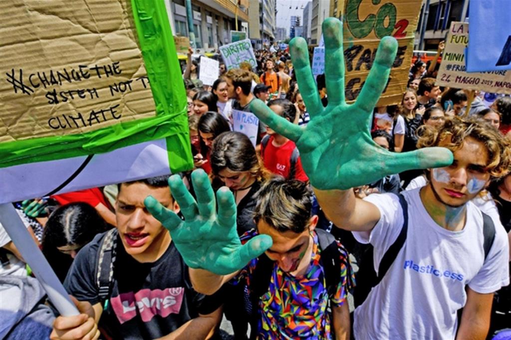 Alcuni attivisti del green block alla manifestazione Friday for Future, a Napoli del 24 maggio (Ansa)