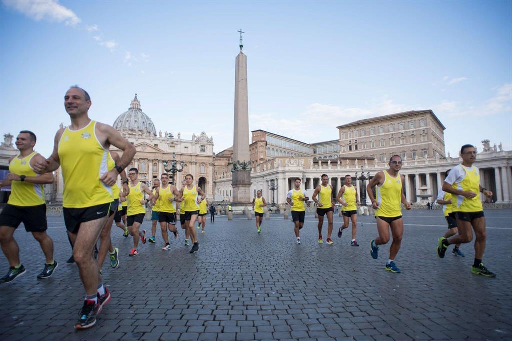 La squadra dell'Athletica Vaticana corre in piazza San Pietro