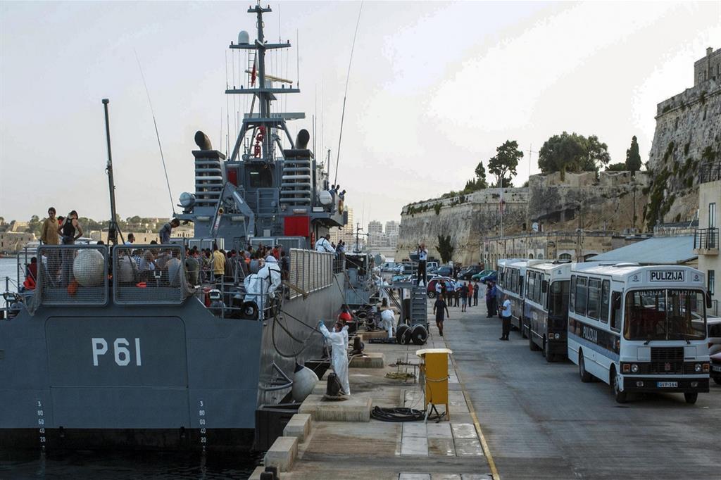 L'accoglienza a Malta dei migranti salvati nel Mediterraneo (foto Epa)
