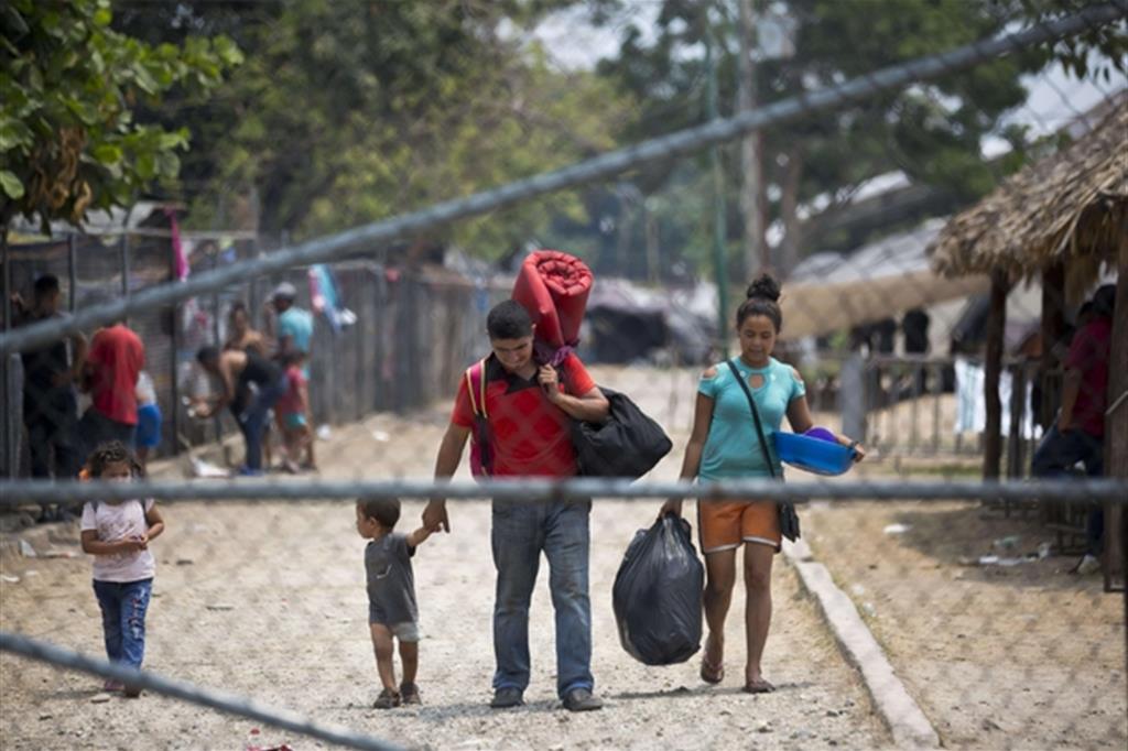 Migranti del Guatemala diretti al confine statunitenze, ma bloccati a Mapastepec in Messico: anche il sedicenne aveva attraversato il Messico giungendo in Texas (Ansa)
