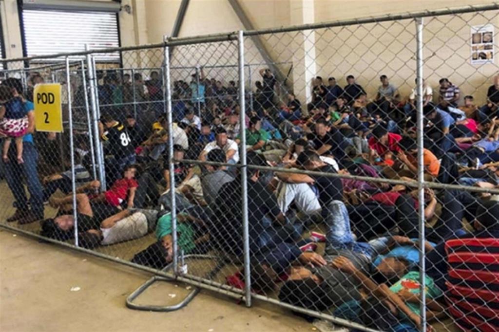 Le condizioni pietose in cui sono tenuti i migranti alla stazione di raccolta di McAllen, in Texas, documentate in un report del Dipartimento della sicurezza interna / Ansa