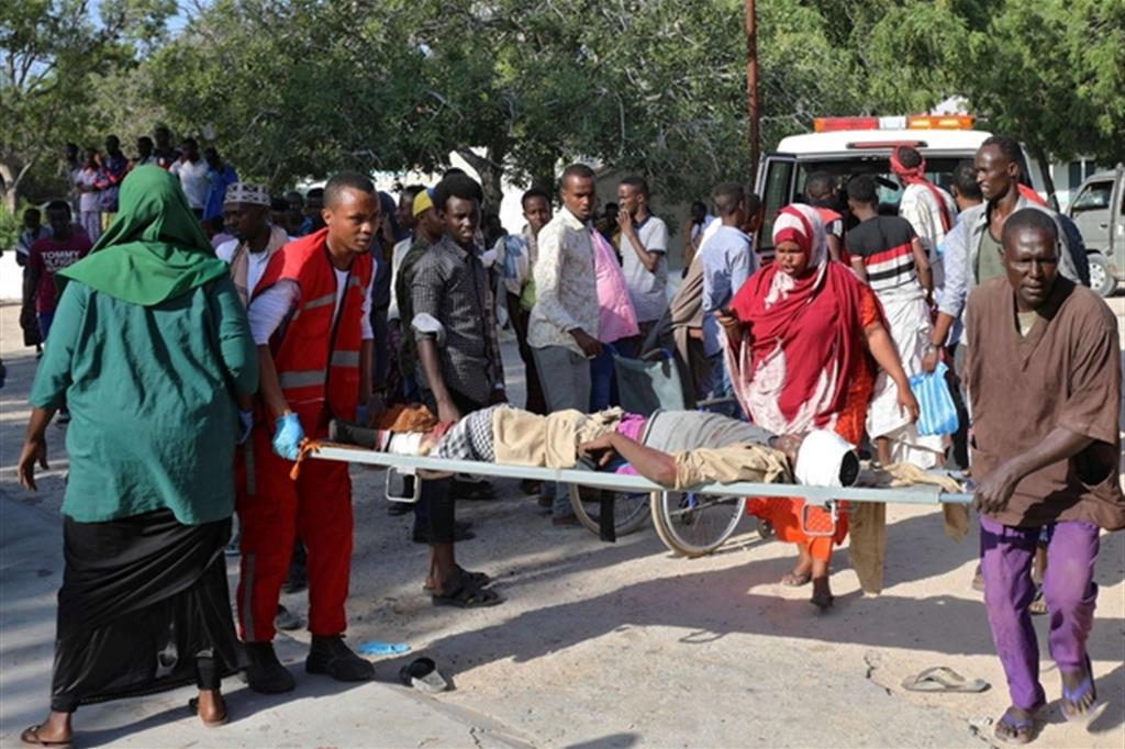 I primi soccorsi ai feriti nell'attentato nella capitale somala Mogadiscio