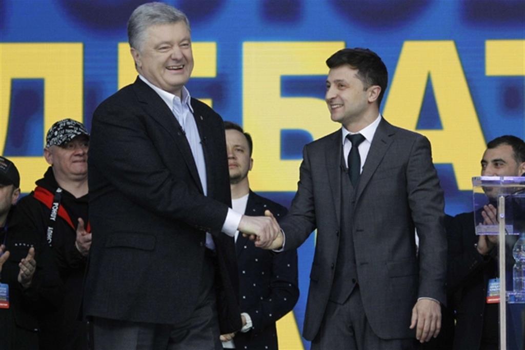 Petro Poroshenko e Volodymyr Zelensky sul palco allestito nello stadio Olimpiyskiy di Kiev per il duello finale di ieri sera (Ansa)
