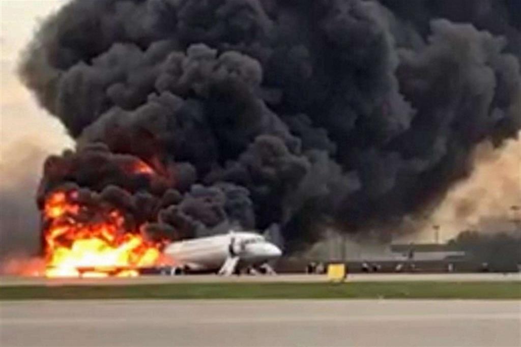 Aereo si incendia durante atterraggio d'emergenza: 41 morti