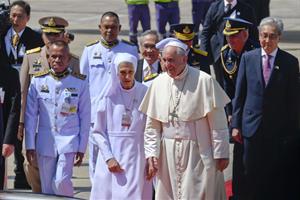 Il Papa è in Thailandia. Lo accoglie la cugina / Foto
