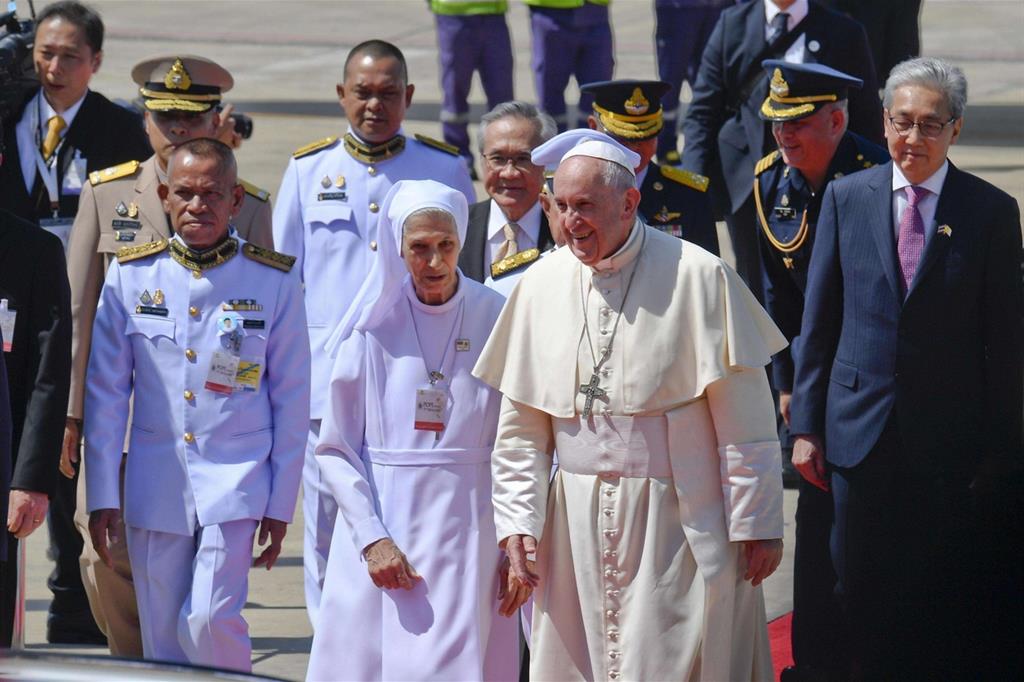 L'arrivo del Papa in Thailandia: ad accoglierlo c'era anche la cugina suor Ana Rosa Sivori, missionaria in Thailandia, che gli farà da interprete (Ansa)