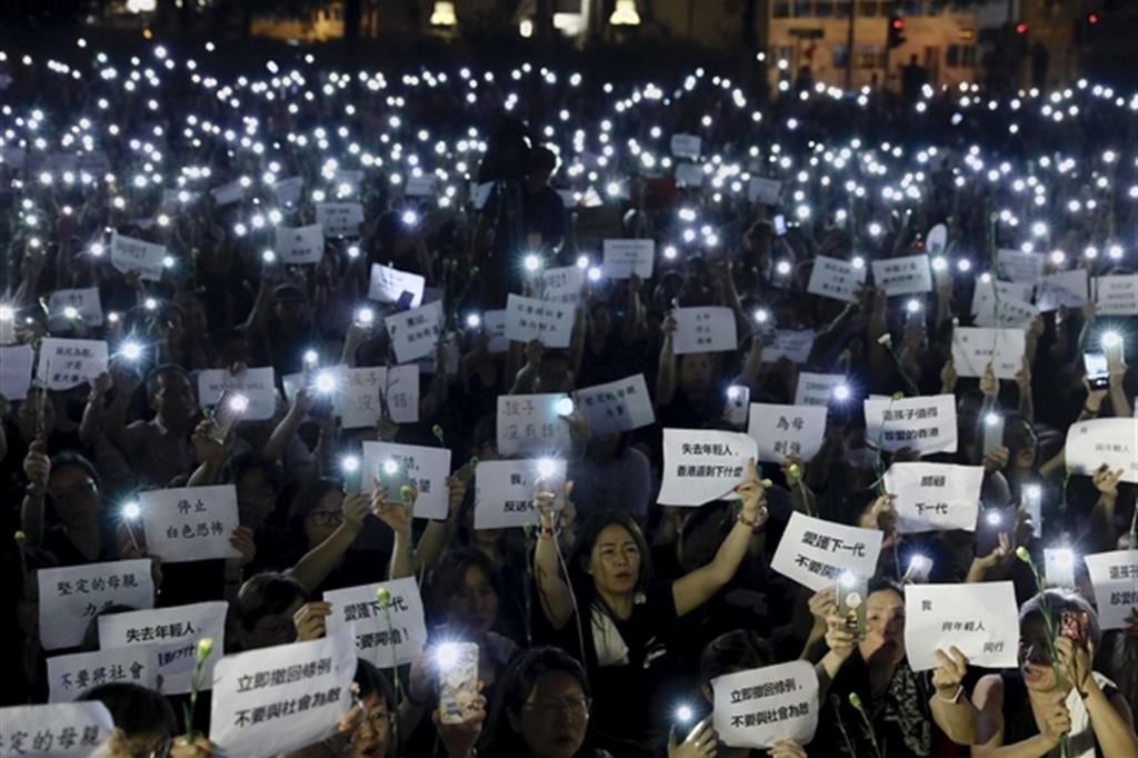 Oltre un migliaiao le madri dei manifestanti in piazza contro il governo di Hong Kong (Ansa)