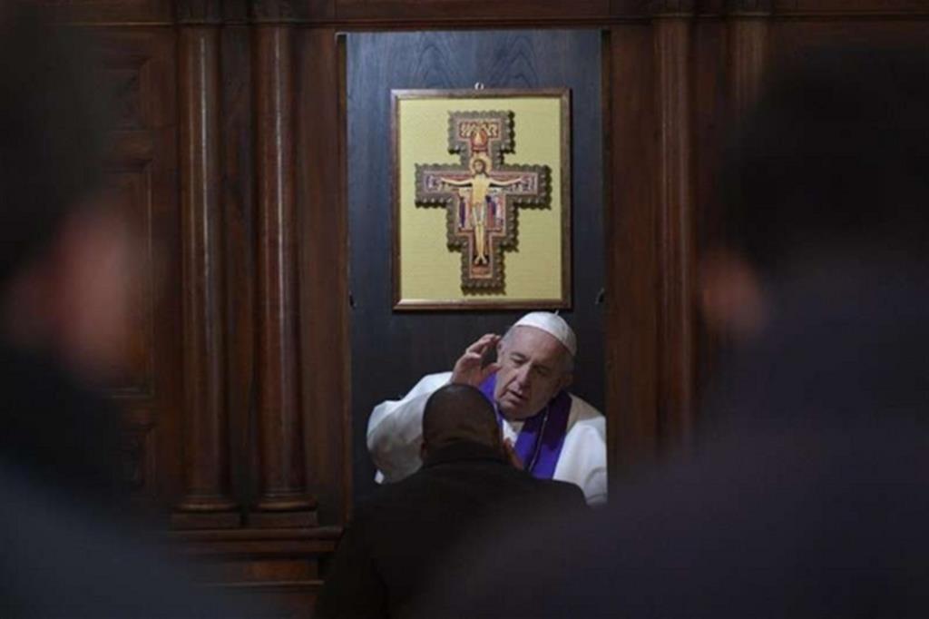 il Papa al confessionale durante l'incontro con il clero romano (Foto Vatican News)