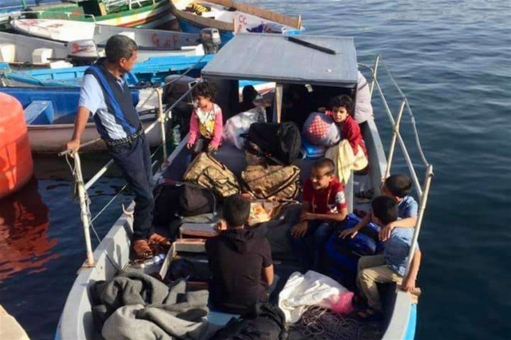 Il barchino con 8 bambini approda a Lampedusa