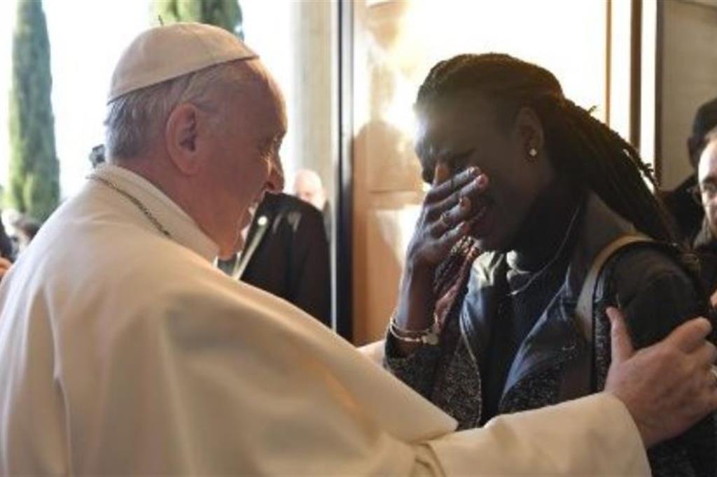Il Papa abbraccia Kady, migrante accolta dall'arcivescovo di Foggia Pelvi