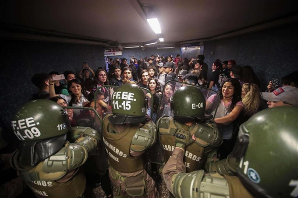 I giovani tentano di forzare il blocco dei soldati nella metropolitana (Ansa)