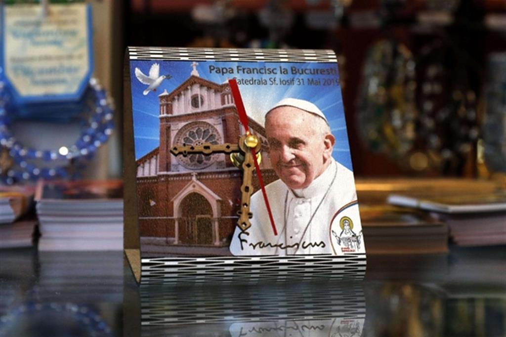 Un orologio per ricordare il viaggio di papa Francesco in Romania (Ansa)