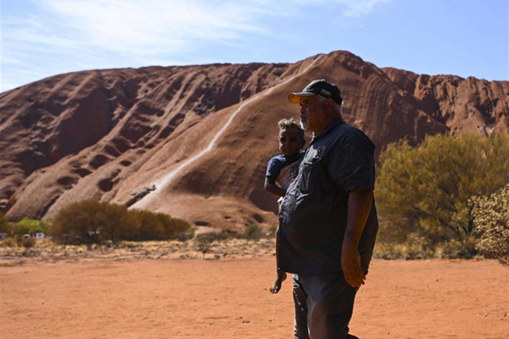 Sammy Wilson, presidente del Central Land Council e suo nipote Jacob di fronte a Uluru il primo giorno del divieto ai turisti