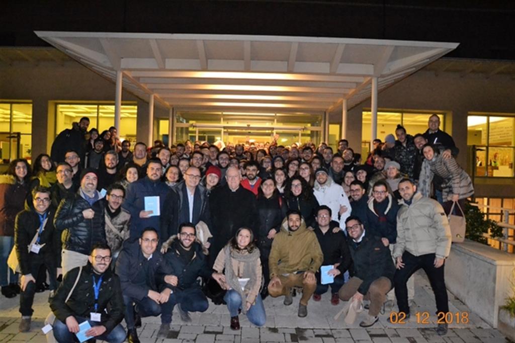 Il cardinale Gaultiero Bassetti tra gli animatori di comunità del Progetto Policoro riuniti ad Assisi lo scorso dicembre